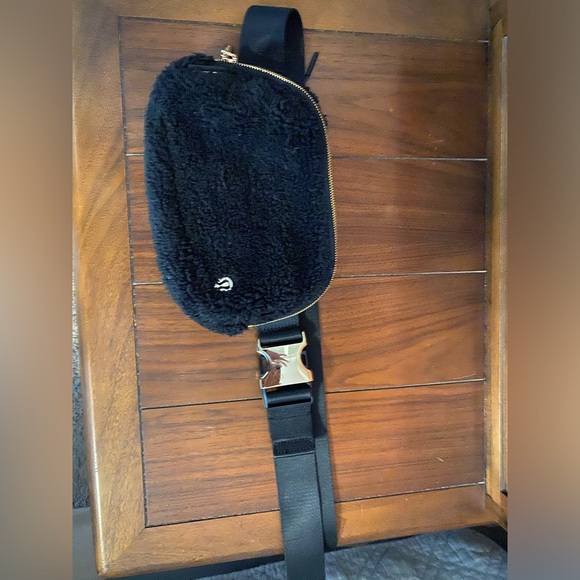 Lululemon everywhere Sherpa black belt bag - Picture 2 of 4